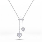 Collar estilo corbatero de acero inoxidable con baño de oro blanco de 18k PVD y dos colgantes en forma de corazón con circones, hecho en Bélgica.