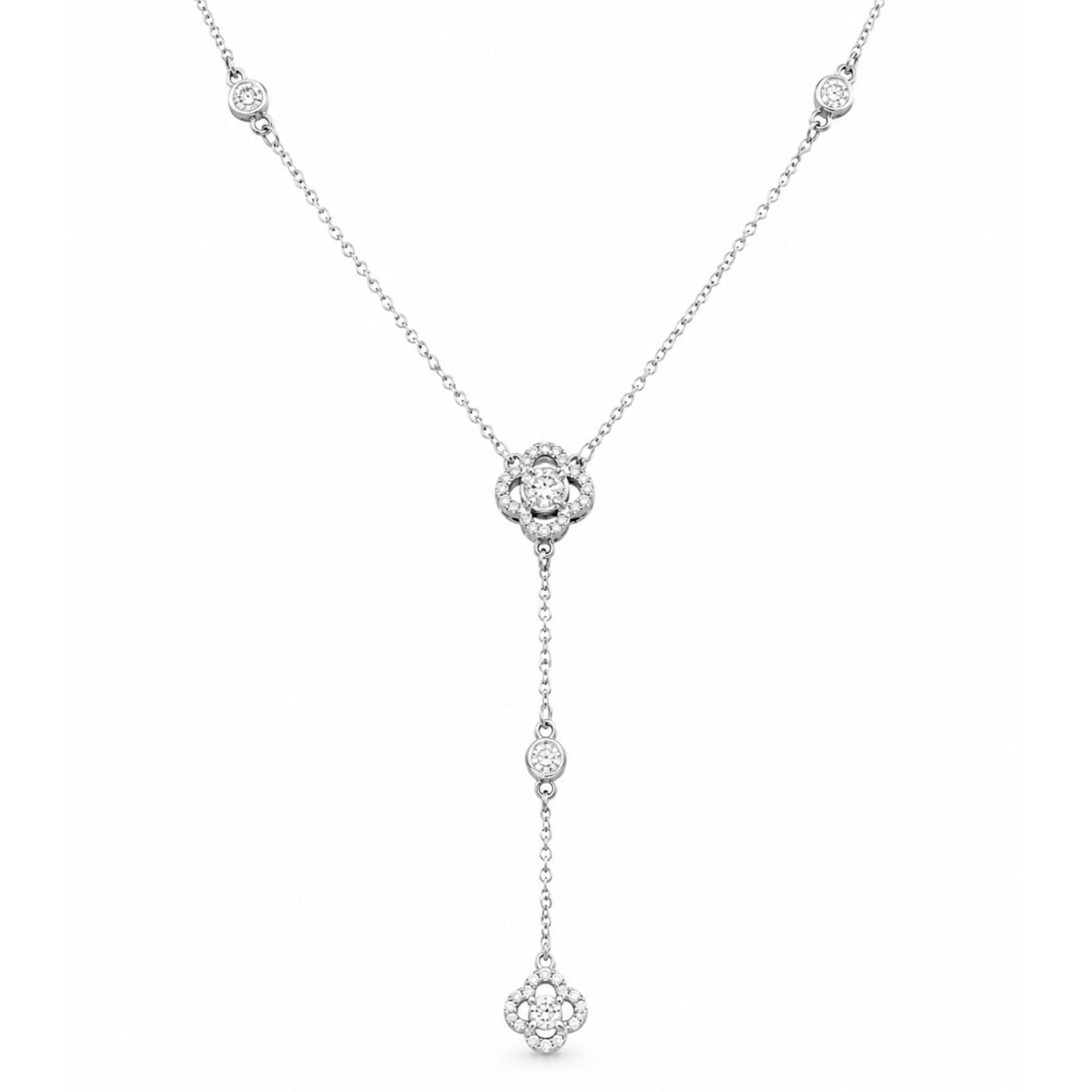Collar corbatero de acero inoxidable con baño de oro blanco de 18k PVD y motivos florales con circones brillantes hecho en Bélgica.