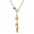 Collar de eslabones dorados de acero con diseño en Y, colgante de caballito de mar, estrella dorada, piedras en tono salmón y estrella azul, hecho en España.