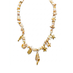 Collar de cuentas de concha natural con charms marinos dorados en acero bañado en oro de 18K PVD, hecho en España.