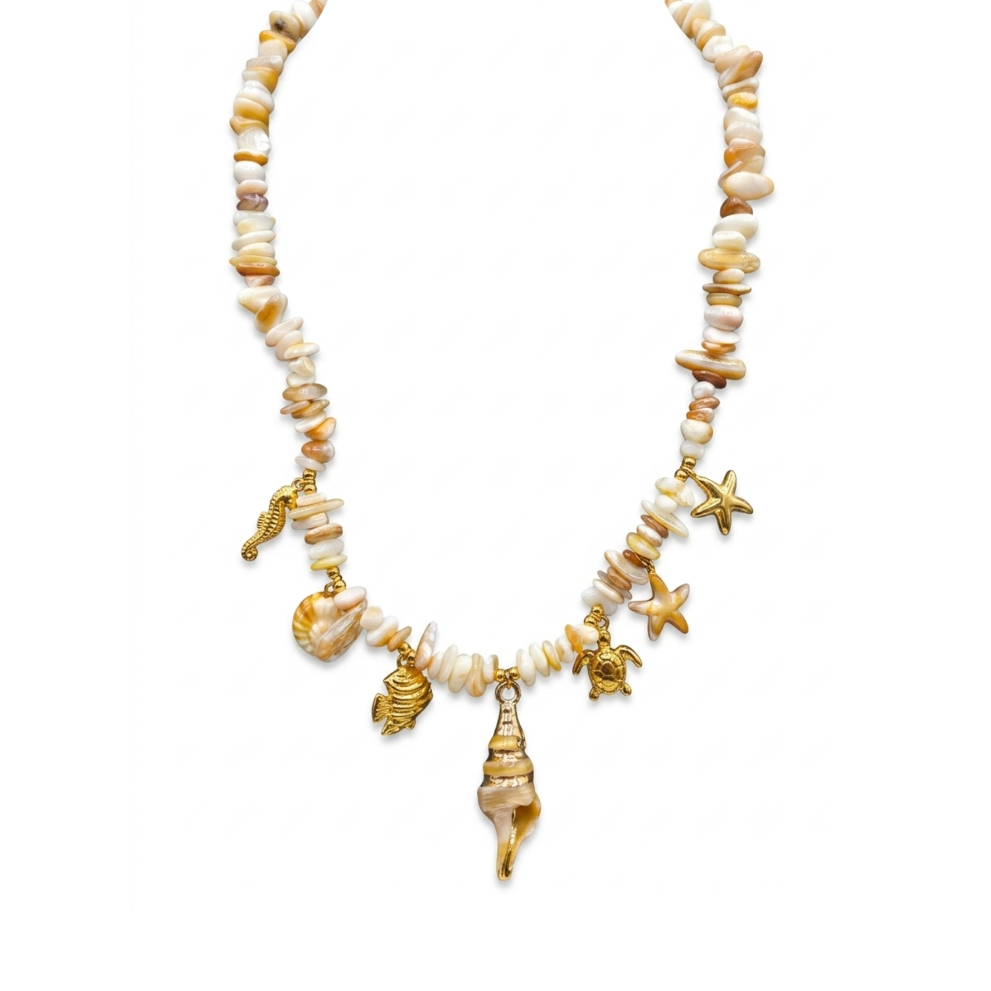 Collar de cuentas de concha natural con charms marinos dorados en acero bañado en oro de 18K PVD, hecho en España.