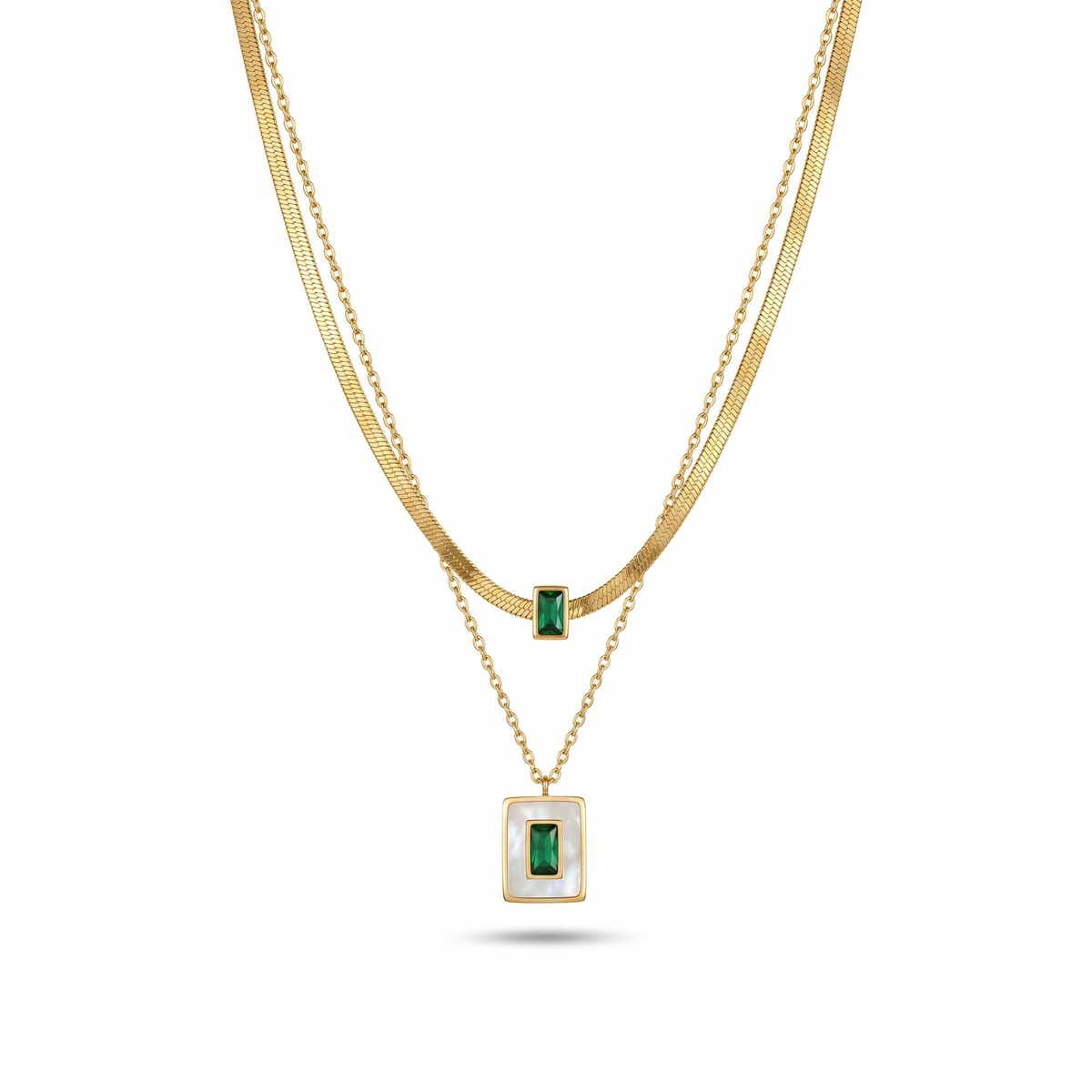 Collar doble de acero bañado en oro 18k PVD con colgante rectangular verde esmeralda y nácar hecho en Portugal.