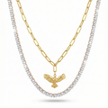 Set de collares de mujer superpuestos. Incluye una cadena tennis con brillantes y un collar de eslabones de 100% acero bañado en oro 18K con colgante de pájaro. Joyería hecha en España.