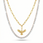 Set de collares de mujer superpuestos. Incluye una cadena tennis con brillantes y un collar de eslabones de 100% acero bañado en oro 18K con colgante de pájaro. Joyería hecha en España.