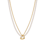 Collar doble con hilera de perlas y cadena de acero bañada en oro de 18k PVD con dije de corazón hecho en Portugal.
