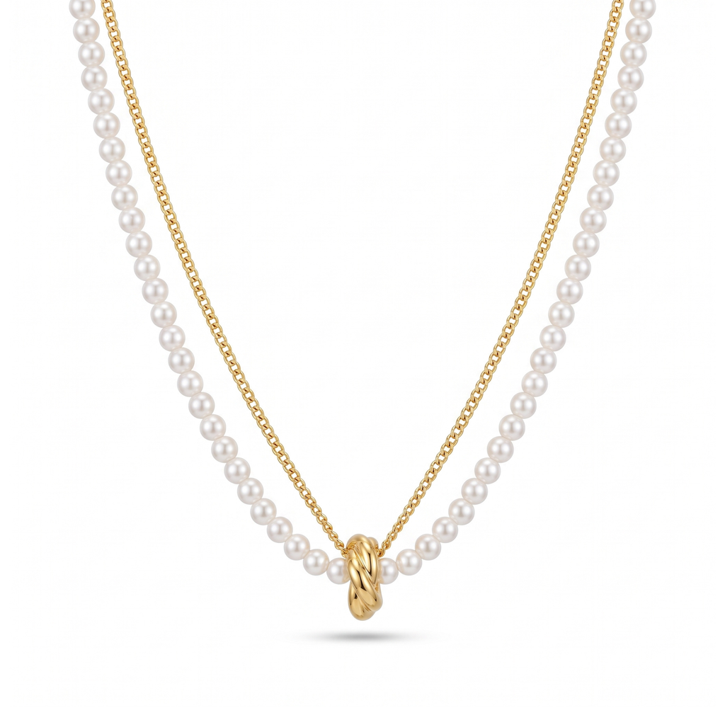 Collar doble con hilera de perlas y cadena de acero bañado en oro 18k PVD con dije central de aro entrelazado hecho en Portugal.