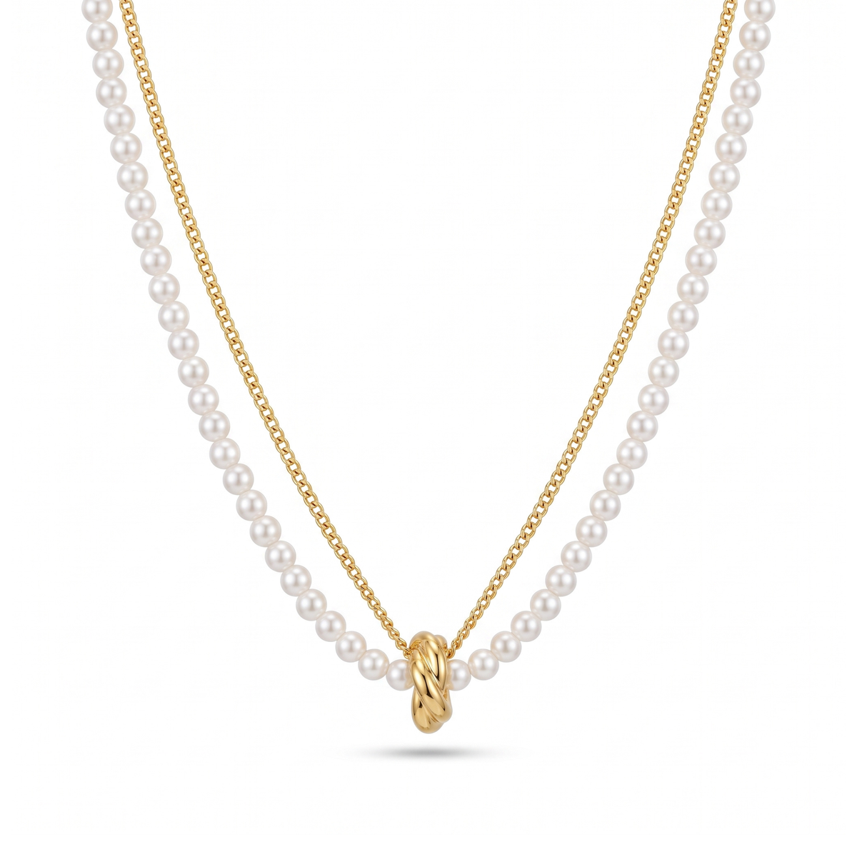 Collar doble con hilera de perlas y cadena de acero bañado en oro 18k PVD con dije central de aro entrelazado hecho en Portugal.