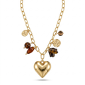 Collar de eslabones dorados de acero con un gran colgante de corazón liso, charms de medallas martilladas y cuentas en tonos ámbar y carey, hecho en España.