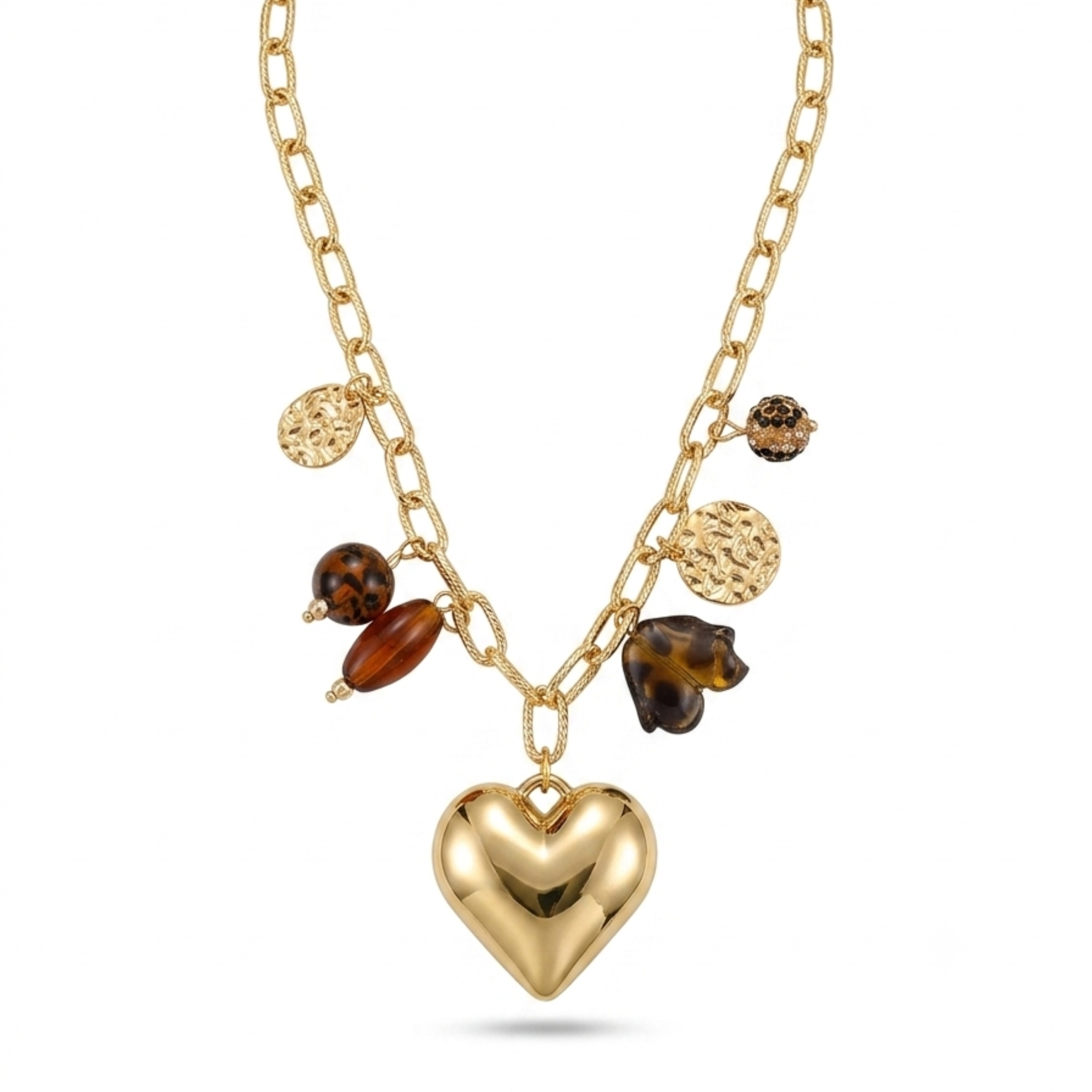 Collar de eslabones dorados de acero con un gran colgante de corazón liso, charms de medallas martilladas y cuentas en tonos ámbar y carey, hecho en España.