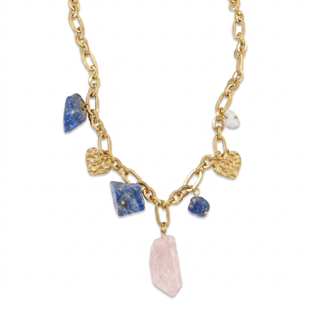 Collar de eslabones dorados de acero con colgante de cuarzo rosa en bruto, dijes de lapislázuli azul y amuletos de corazones martillados, hecho en España.