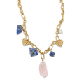 Collar de eslabones dorados de acero con colgante de cuarzo rosa en bruto, dijes de lapislázuli azul y amuletos de corazones martillados, hecho en España.