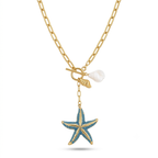Collar de eslabones dorados de acero con cierre T-bar, colgante de estrella de mar azul turquesa y dijes de conchas marinas, hecho en España.