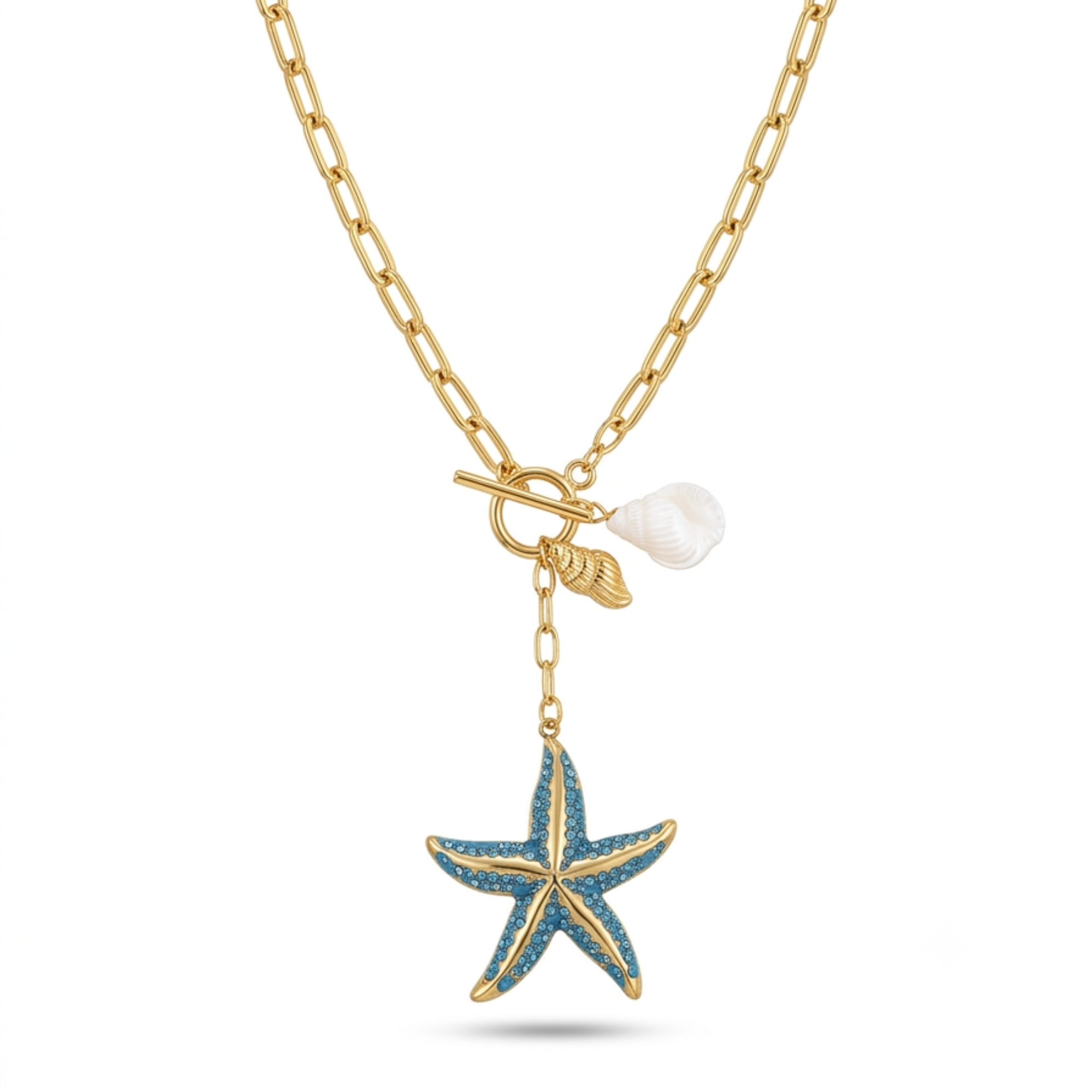 Collar de eslabones dorados de acero con cierre T-bar, colgante de estrella de mar azul turquesa y dijes de conchas marinas, hecho en España.