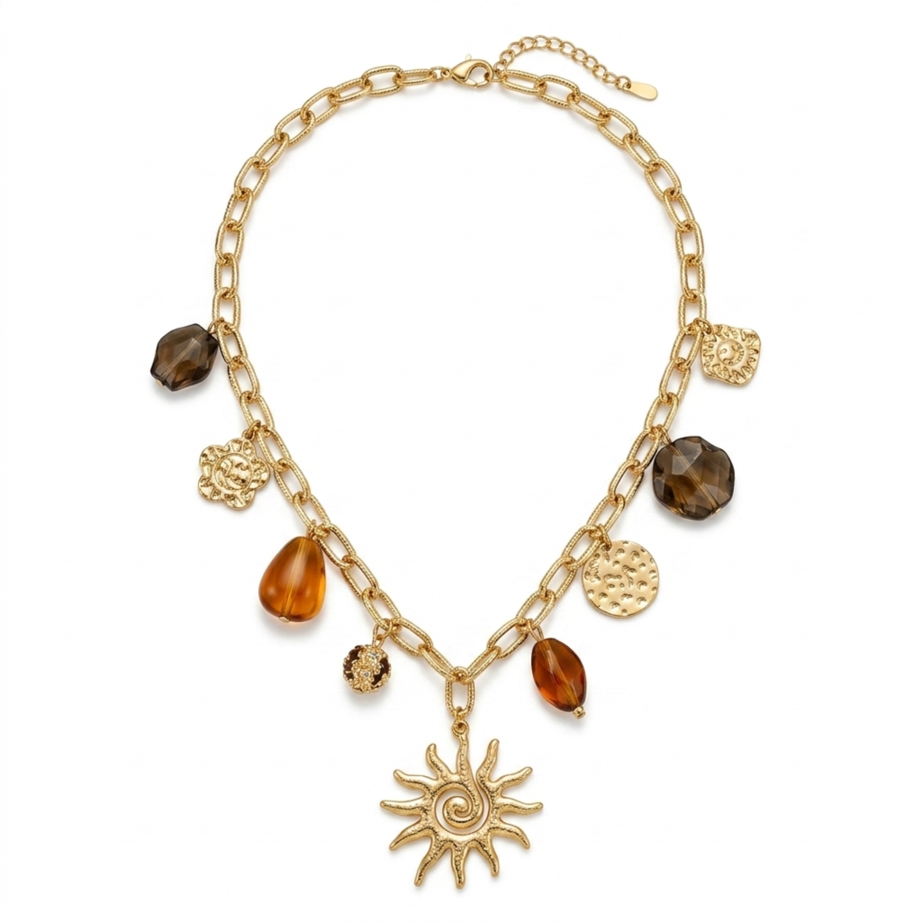 Collar de eslabones de acero dorado con colgante de sol central, amuletos de medallas y gemas facetadas en tonos ámbar y ahumado, hecho en España.