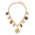 Collar de eslabones de acero dorado con colgante de sol central, amuletos de medallas y gemas facetadas en tonos ámbar y ahumado, hecho en España.