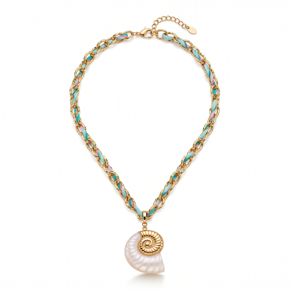 Collar de eslabones de acero inoxidable con baño de oro de 18k PVD y colgante de caracola marina blanca y dorada.