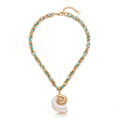 Collar de eslabones de acero inoxidable con baño de oro de 18k PVD y colgante de caracola marina blanca y dorada.