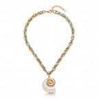 Collar de eslabones de acero inoxidable con baño de oro de 18k PVD y colgante de caracola marina blanca y dorada.