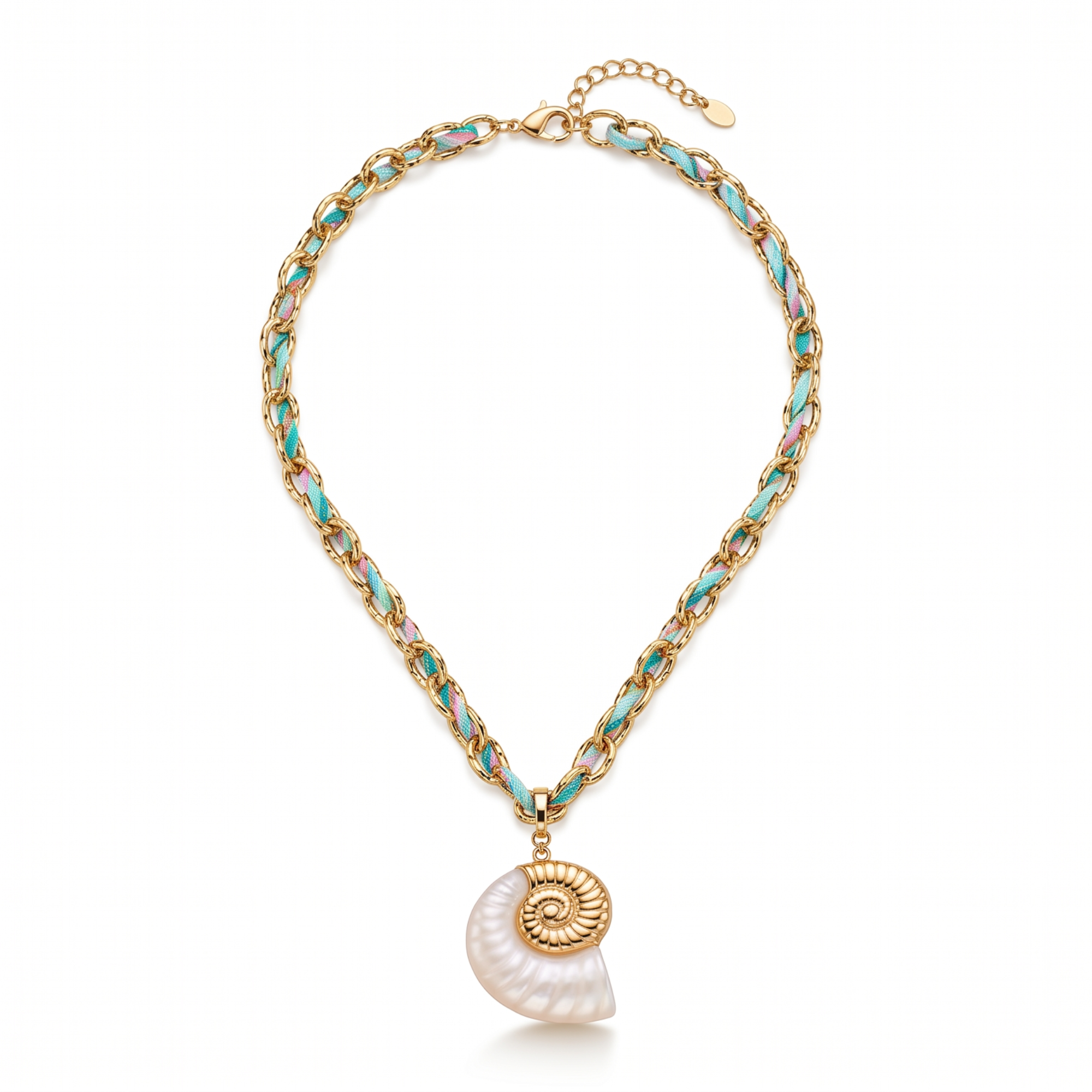 Collar de eslabones de acero inoxidable con baño de oro de 18k PVD y colgante de caracola marina blanca y dorada.