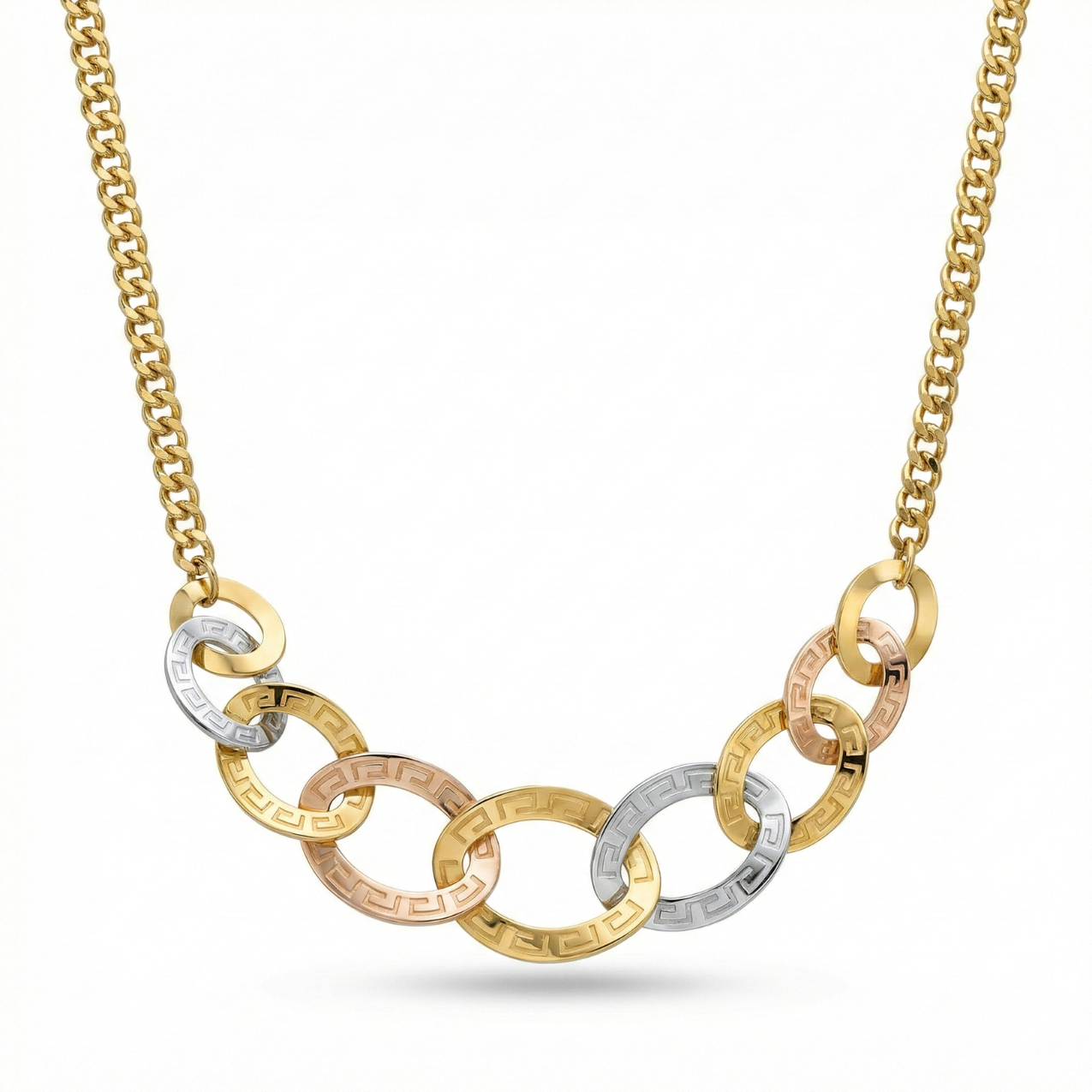 Collar de cadena con eslabones entrelazados tricolores (oro, plata y rosa) grabados con greca griega, hecho en España en acero bañado en oro de 18K.