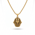 Collar de cadena dorada con colgante de cabeza de faraón egipcio en baño de oro de 18k, fabricado en España, sobre soporte de joyería.