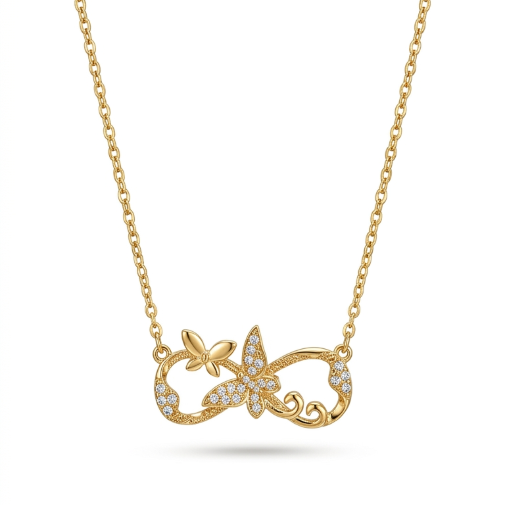 Collar bañado en oro de 18k con dije central en forma de infinito y mariposas con circonitas brillantes, sobre fondo blanco de estudio.
