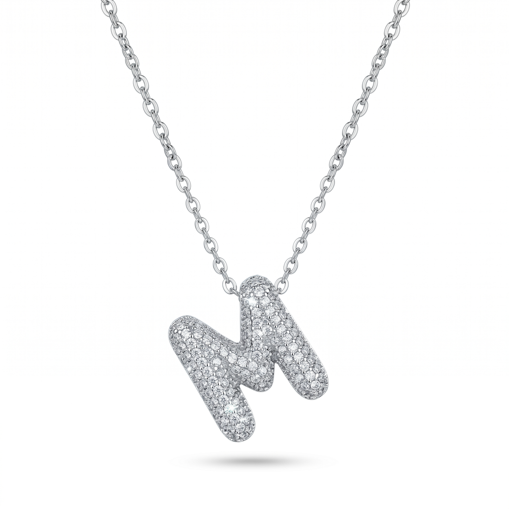Collar hecho en España de acero con baño de oro blanco de 18K con un colgante de la inicial M en pavé de circonitas brillantes.