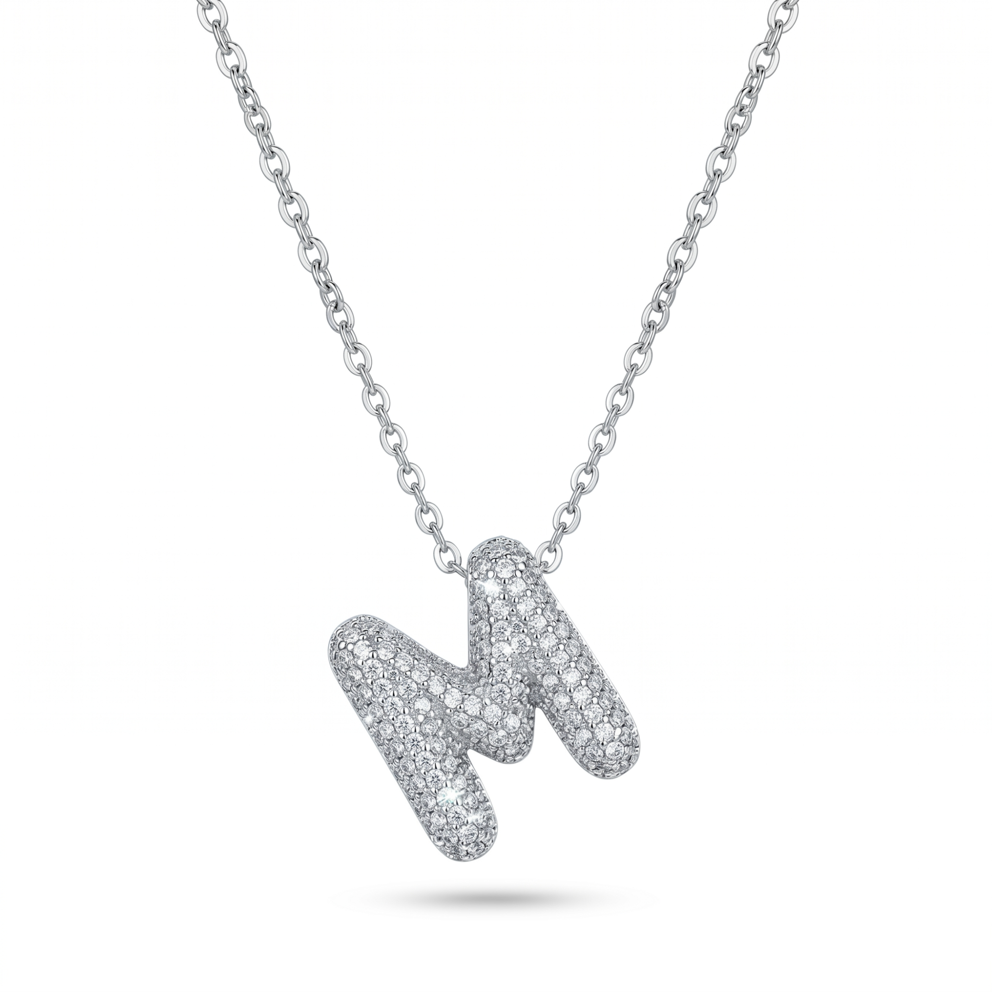 Collar hecho en España de acero con baño de oro blanco de 18K con un colgante de la inicial M en pavé de circonitas brillantes.