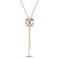 Collar estilo lariat de acero inoxidable con chapado en oro de 18K y colgante central en forma de flor tridimensional con detalles de nácar.