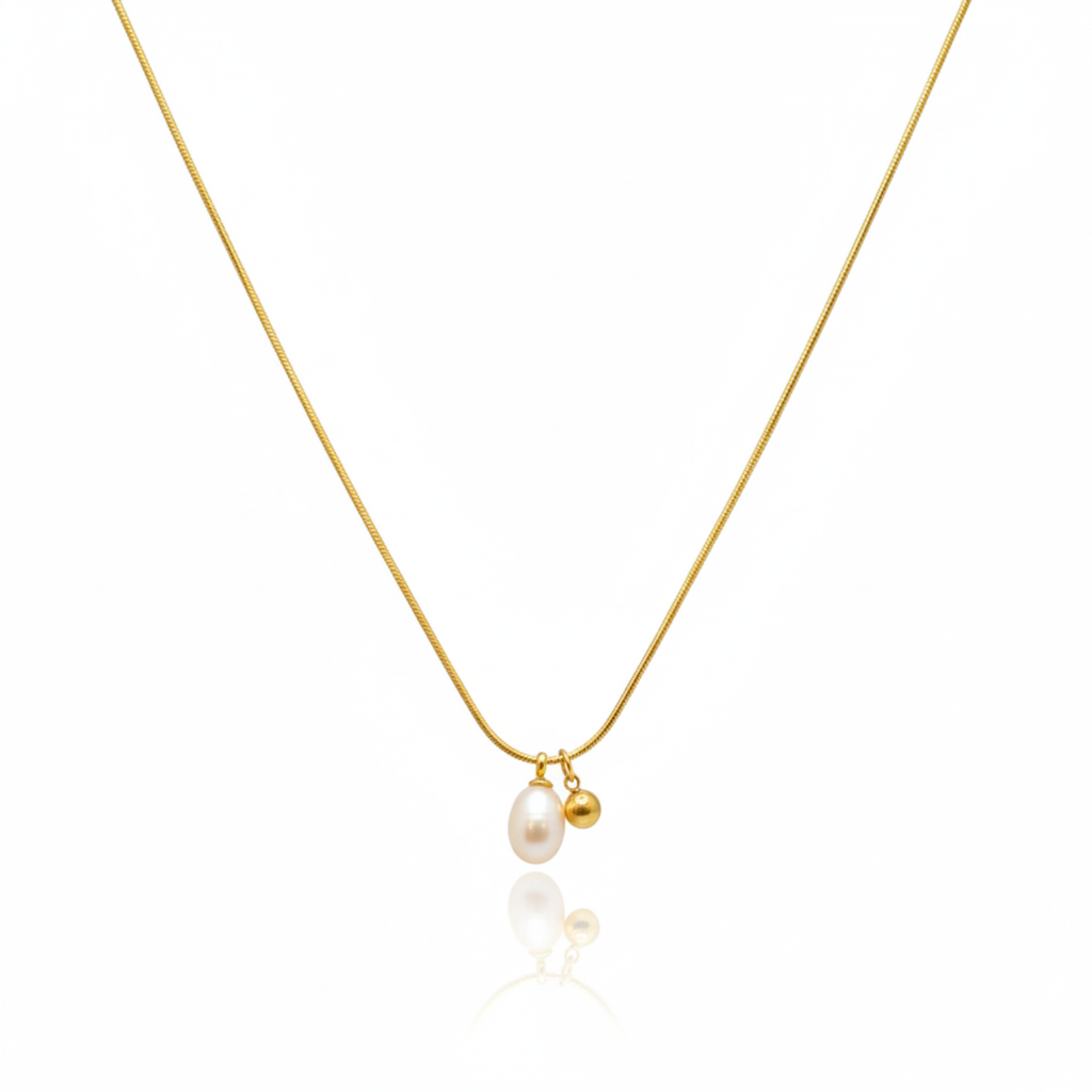 Collar de lujo para mujer con cadena fina dorada, colgante de perla natural de agua dulce en forma de lágrima y pequeña esfera. Joyería exclusiva fabricada en 100% acero inoxidable con baño de oro 18K. Hecho en Tailandia.