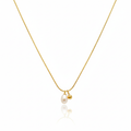 Collar de lujo para mujer con cadena fina dorada, colgante de perla natural de agua dulce en forma de lágrima y pequeña esfera. Joyería exclusiva fabricada en 100% acero inoxidable con baño de oro 18K. Hecho en Tailandia.