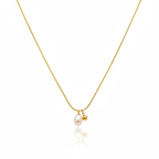 Collar de lujo para mujer con cadena fina dorada, colgante de perla natural de agua dulce en forma de lágrima y pequeña esfera. Joyería exclusiva fabricada en 100% acero inoxidable con baño de oro 18K. Hecho en Tailandia.