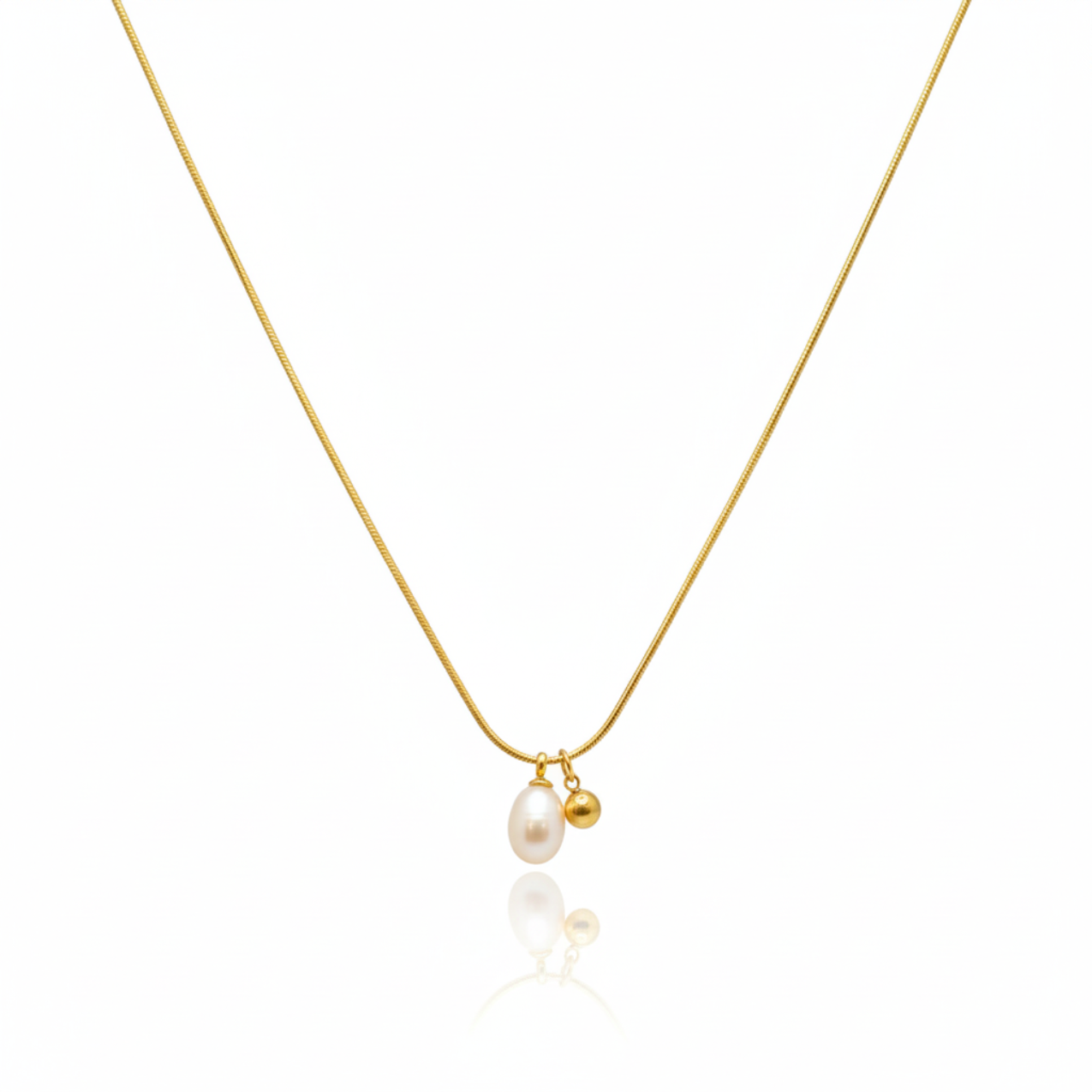 Collar de lujo para mujer con cadena fina dorada, colgante de perla natural de agua dulce en forma de lágrima y pequeña esfera. Joyería exclusiva fabricada en 100% acero inoxidable con baño de oro 18K. Hecho en Tailandia.