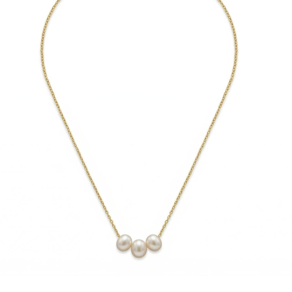 Collar de lujo para mujer con fina cadena y tres perlas naturales de agua dulce centrales. Joyería exclusiva fabricada en 100% acero inoxidable con baño de oro 18K. Hecho en Tailandia.