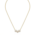 Collar de lujo para mujer con fina cadena y tres perlas naturales de agua dulce centrales. Joyería exclusiva fabricada en 100% acero inoxidable con baño de oro 18K. Hecho en Tailandia.