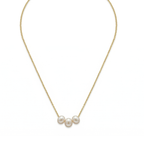 Collar de lujo para mujer con fina cadena y tres perlas naturales de agua dulce centrales. Joyería exclusiva fabricada en 100% acero inoxidable con baño de oro 18K. Hecho en Tailandia.