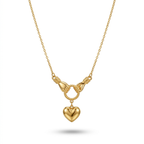 Collar bañado en oro de 18k con colgante de manos entrelazadas y corazón pulido, fondo blanco de estudio fotográfico para catálogo de joyería.