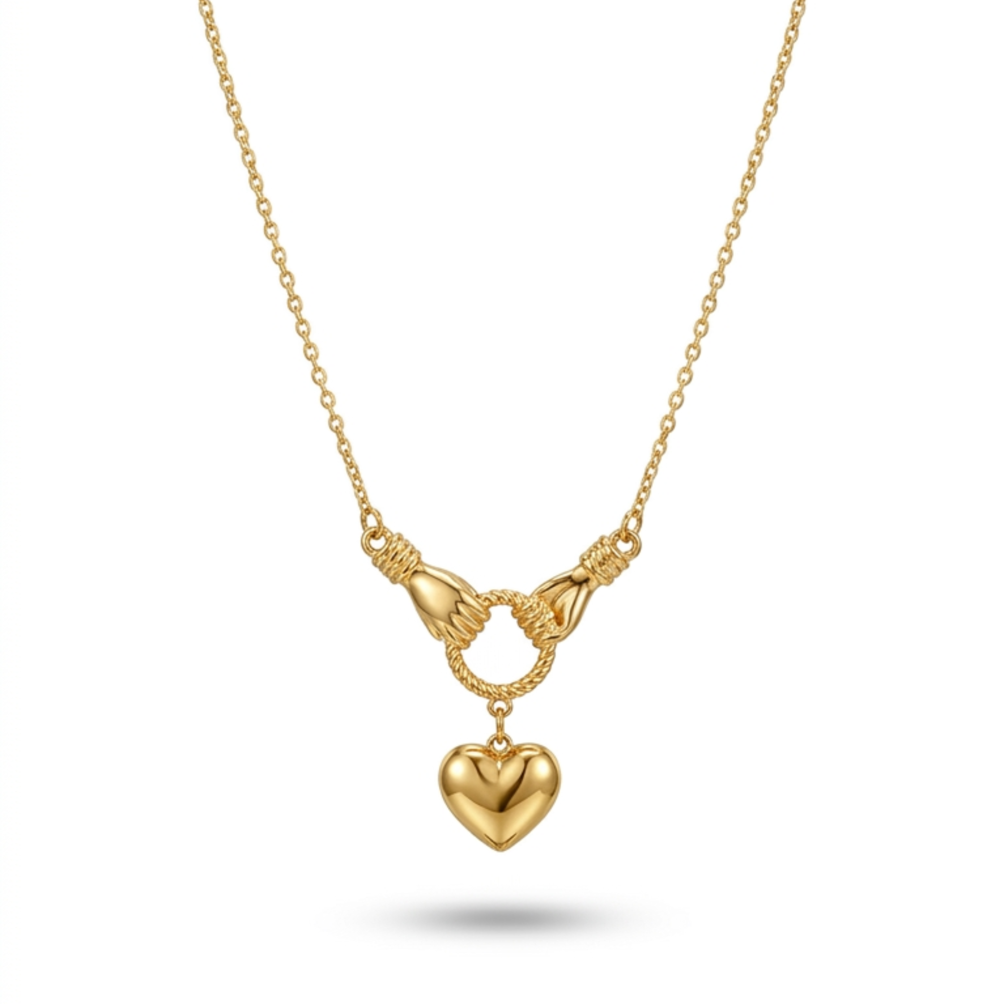 Collar bañado en oro de 18k con colgante de manos entrelazadas y corazón pulido, fondo blanco de estudio fotográfico para catálogo de joyería.