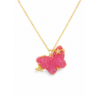 Collar de acero inoxidable bañado en oro 18k PVD con colgante de mariposa en tono rosa texturizado hecho en España.