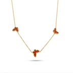 Collar de cadena fina en acero bañado en oro de 18 quilates con tres colgantes de mariposas rojas, hecho en España.