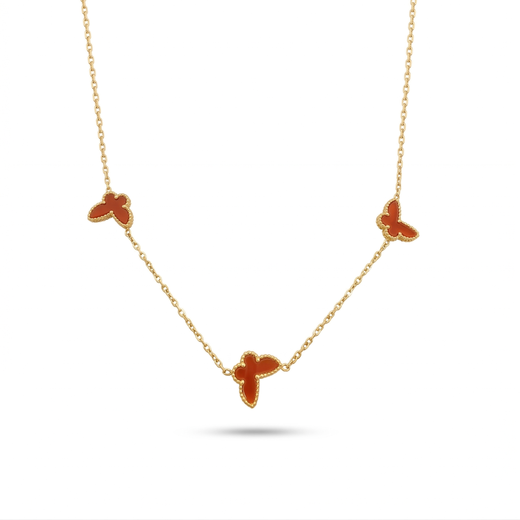 Collar de cadena fina en acero bañado en oro de 18 quilates con tres colgantes de mariposas rojas, hecho en España.