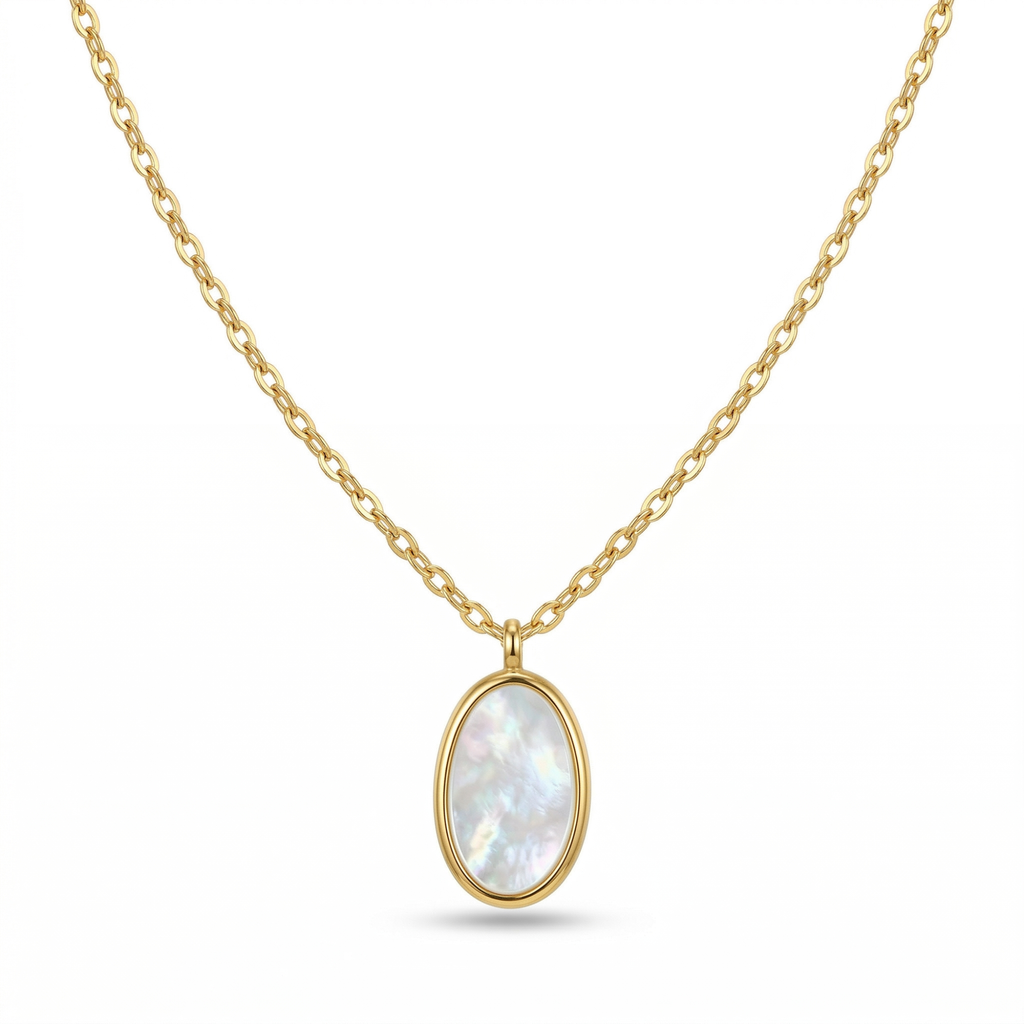 Collar de acero inoxidable bañado en oro de 18k con un colgante ovalado de nácar blanco brillante, presentado en su tarjeta de Papelito Málaga.