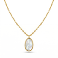 Collar de acero inoxidable bañado en oro de 18k con un colgante ovalado de nácar blanco brillante, presentado en su tarjeta de Papelito Málaga.