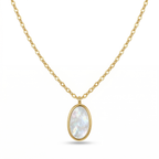 Collar de acero inoxidable bañado en oro de 18k con un colgante ovalado de nácar blanco brillante, presentado en su tarjeta de Papelito Málaga.