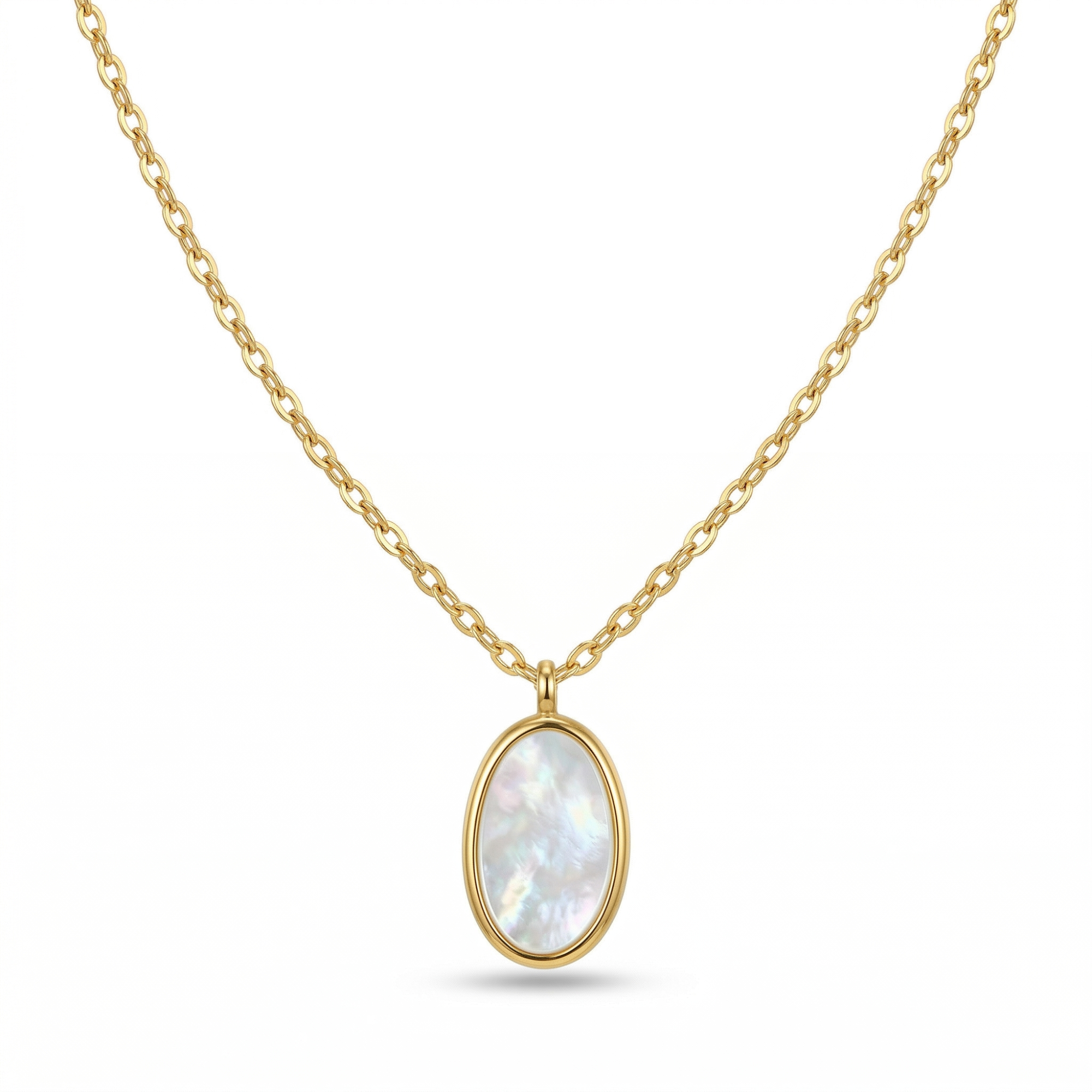Collar de acero inoxidable bañado en oro de 18k con un colgante ovalado de nácar blanco brillante, presentado en su tarjeta de Papelito Málaga.