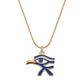 Collar con colgante del Ojo de Horus en oro de 18k y esmalte azul sobre un busto de exhibición, joyería artesanal hecha en España.