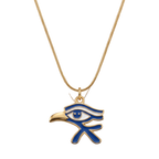 Collar con colgante del Ojo de Horus en oro de 18k y esmalte azul sobre un busto de exhibición, joyería artesanal hecha en España.