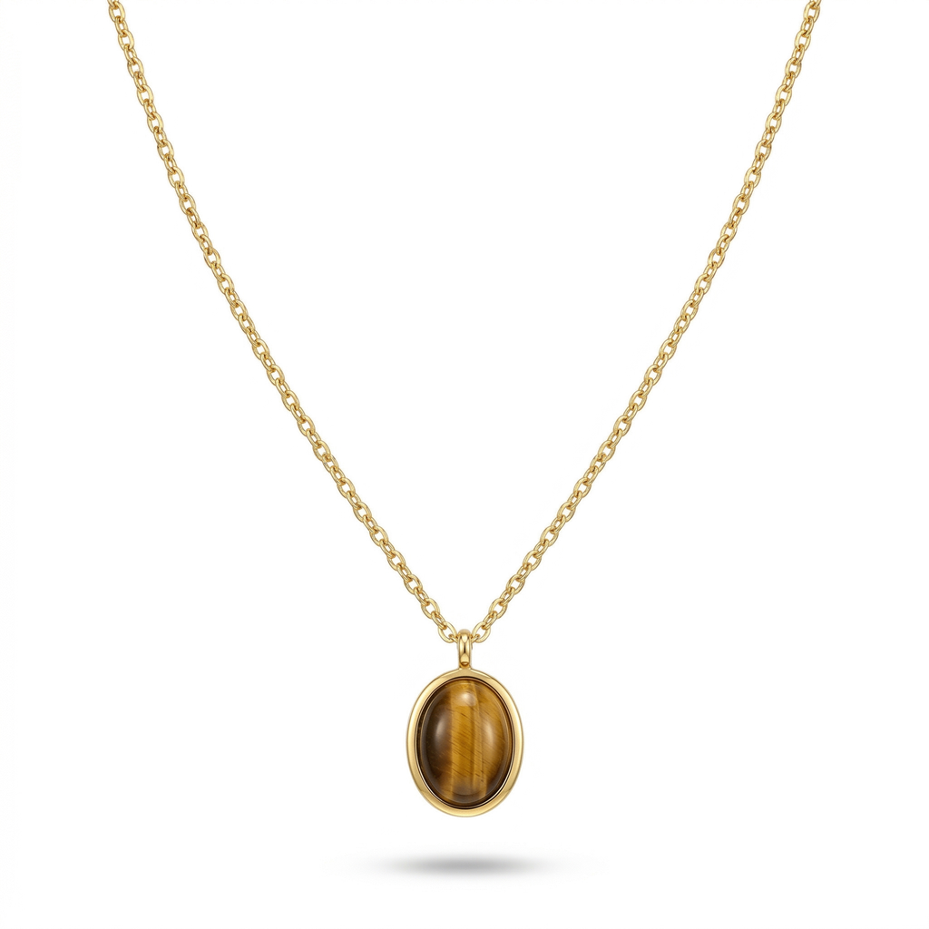 Collar de cadena fina con colgante ovalado de piedra natural ojo de tigre, fabricado en acero inoxidable con baño de oro de 18k, sobre fondo blanco.