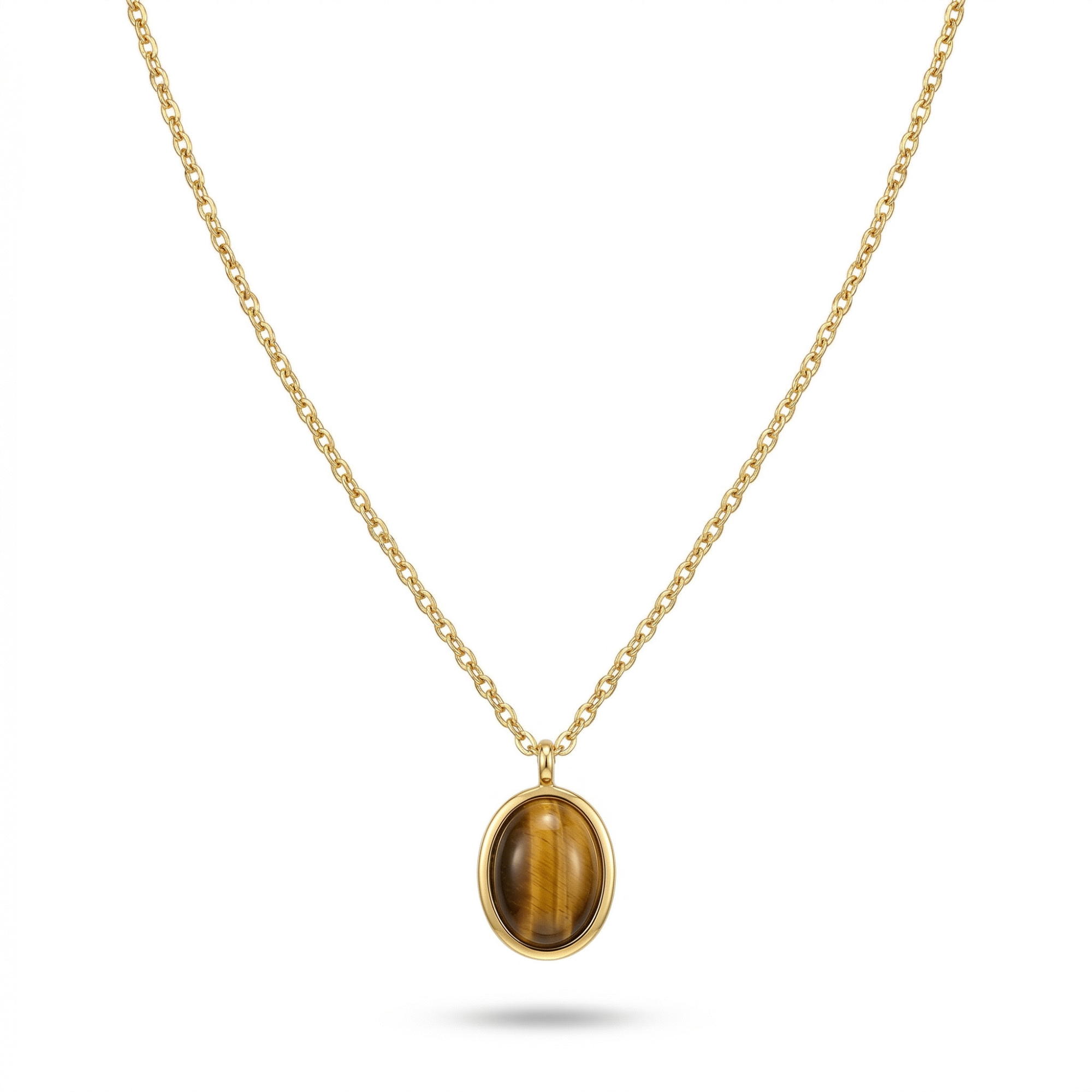 Collar de cadena fina con colgante ovalado de piedra natural ojo de tigre, fabricado en acero inoxidable con baño de oro de 18k, sobre fondo blanco.