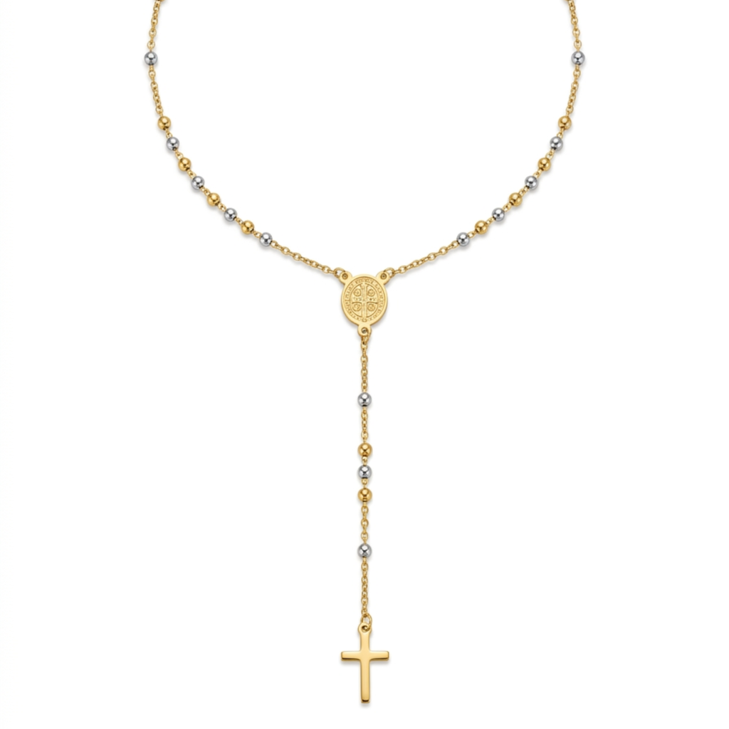 Collar de acero estilo rosario bicolor chapado en oro de 18k con cuentas doradas y plateadas, medalla central de San Benito y cruz minimalista colgante, hecho en España.